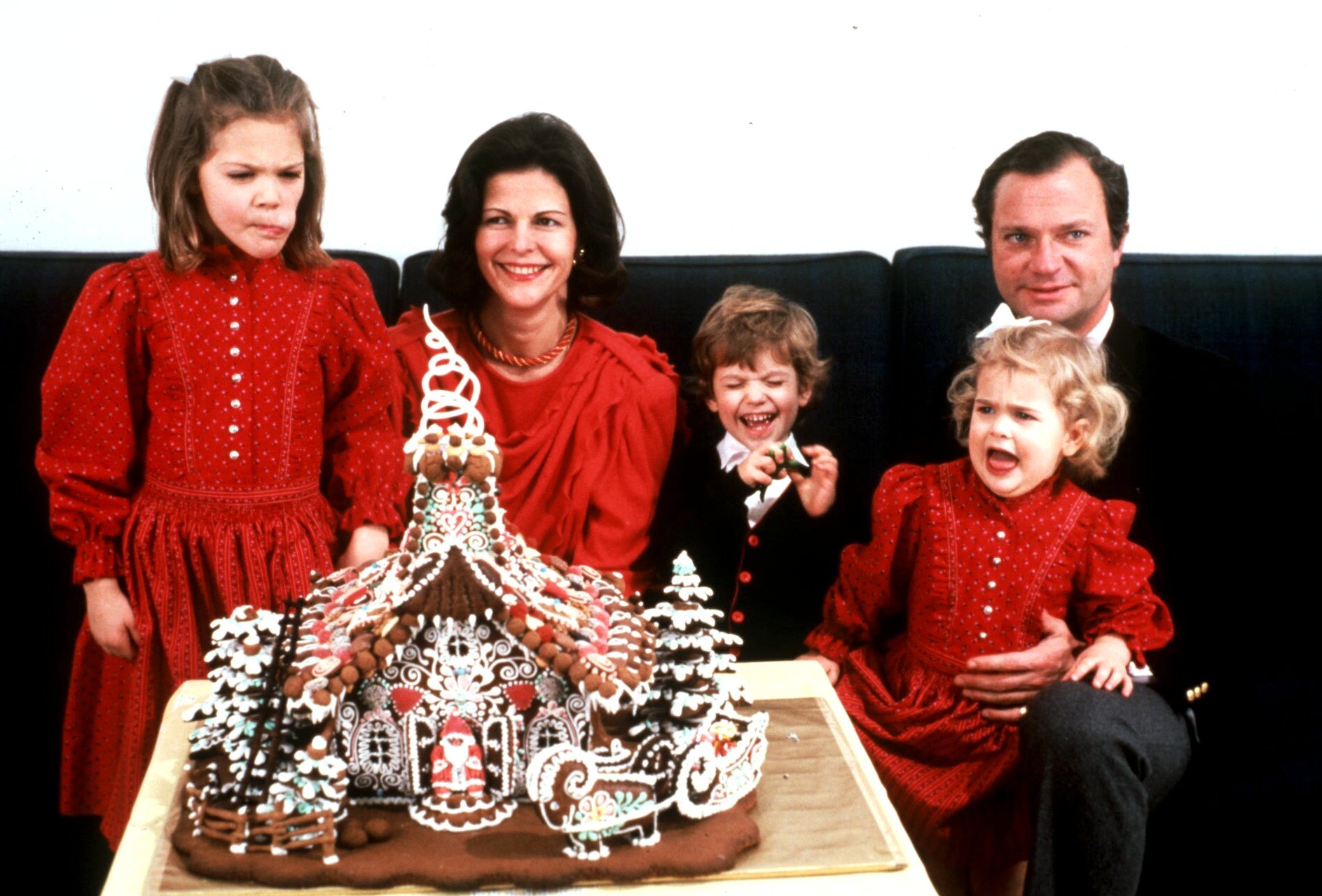 1984. Kronprinsessan äter godis, prinsen har jättekul och lillasyster Madeleine är arg.